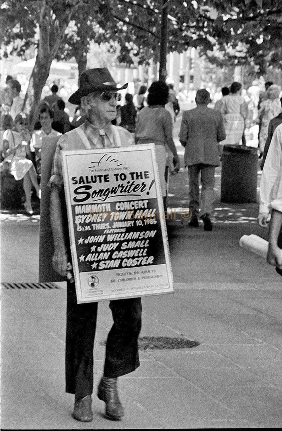 01_SongwritersAtSydneyTownHall_17-GeorgeWalkstheSydneystreetswithsandwichBoard