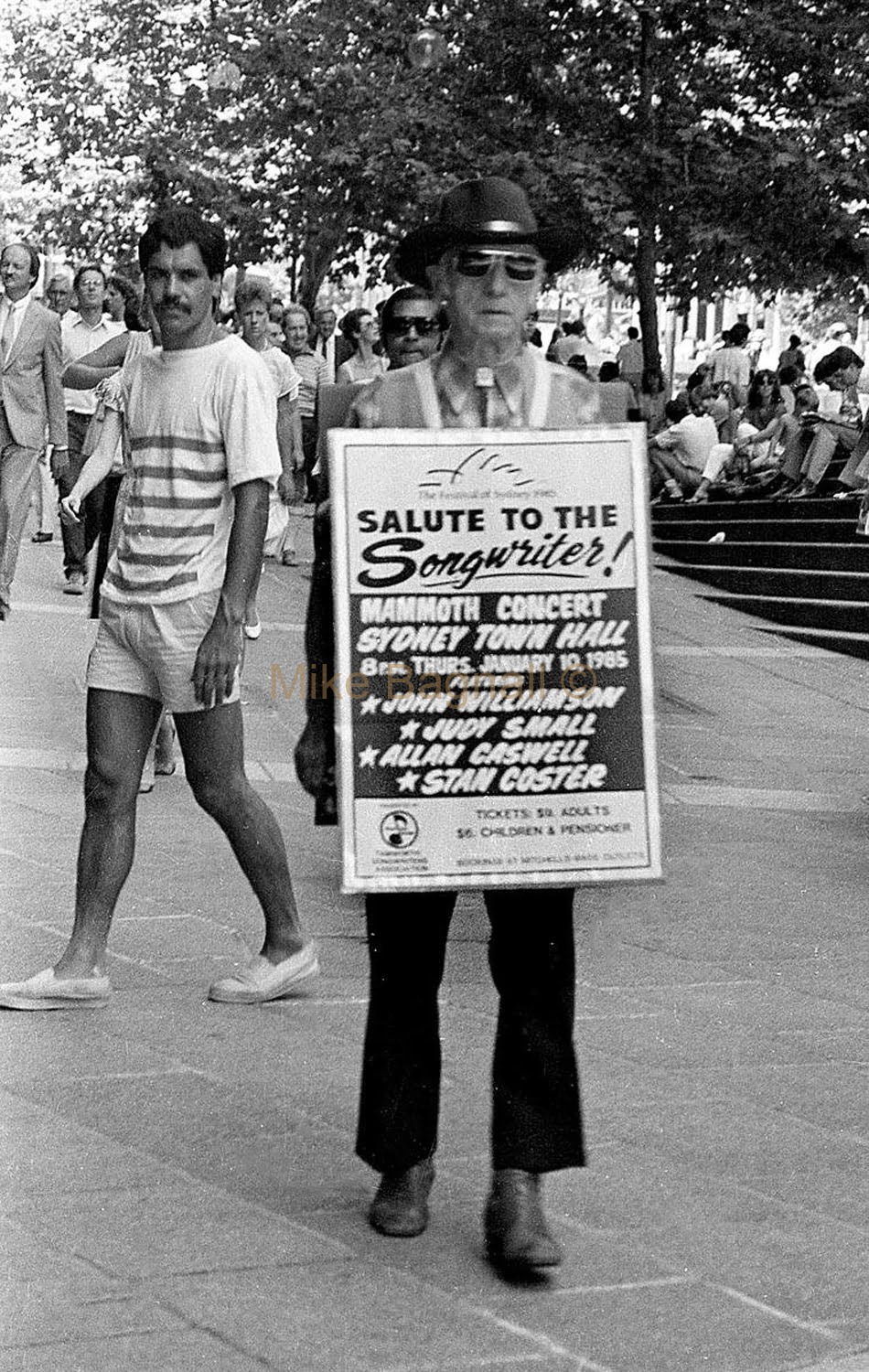 01_SongwritersAtSydneyTownHall_22-GeorgeWalkstheSydneystreetswithsandwichBoard