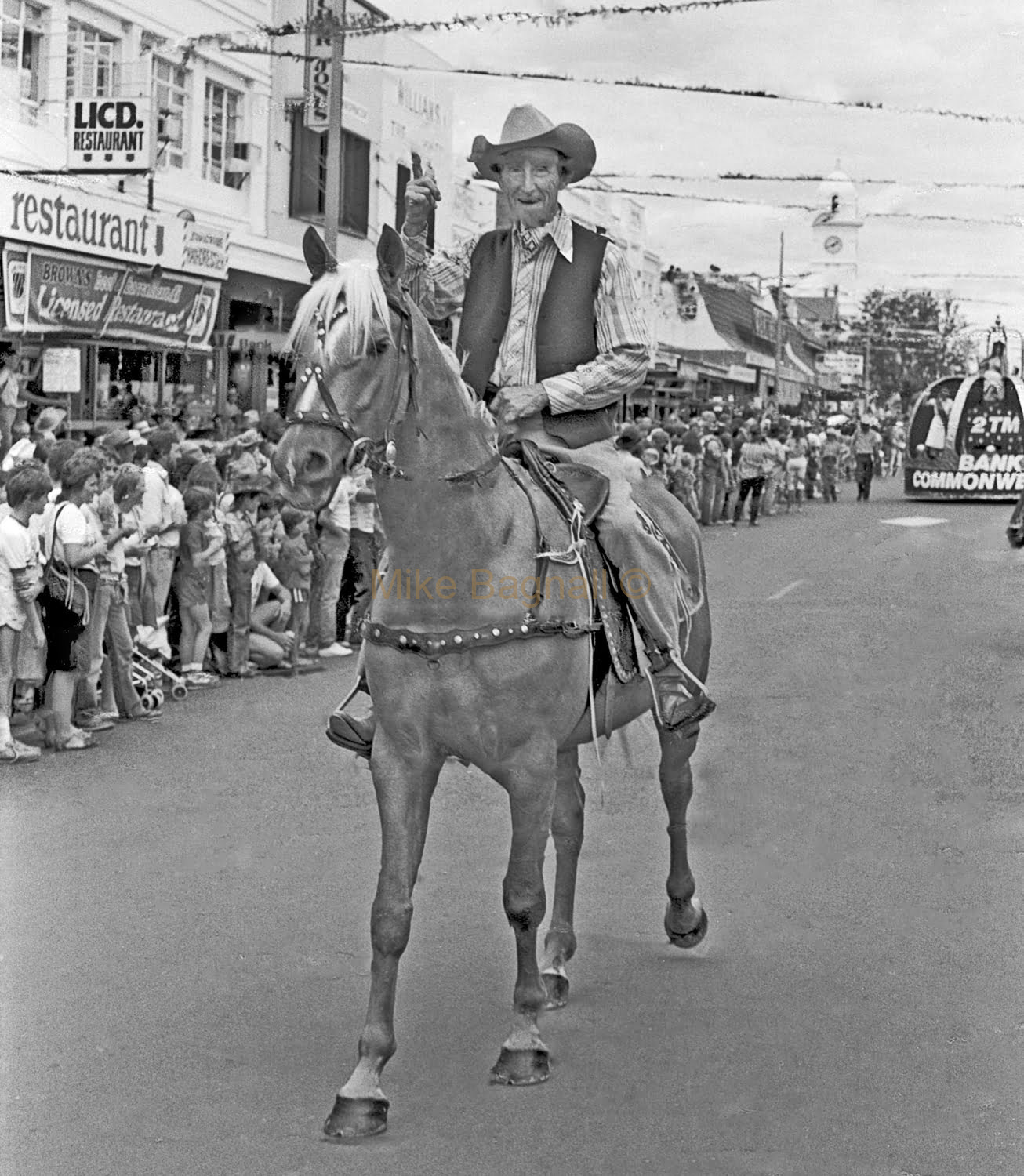 01_TamworthParade04-SmokyDawson-SmokyDawsonon-SmokyonKimDandeChristelito