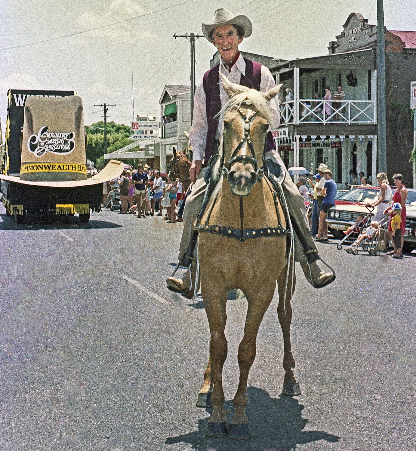 01_Tamworth_194-SmokyDawsonLeadsParade