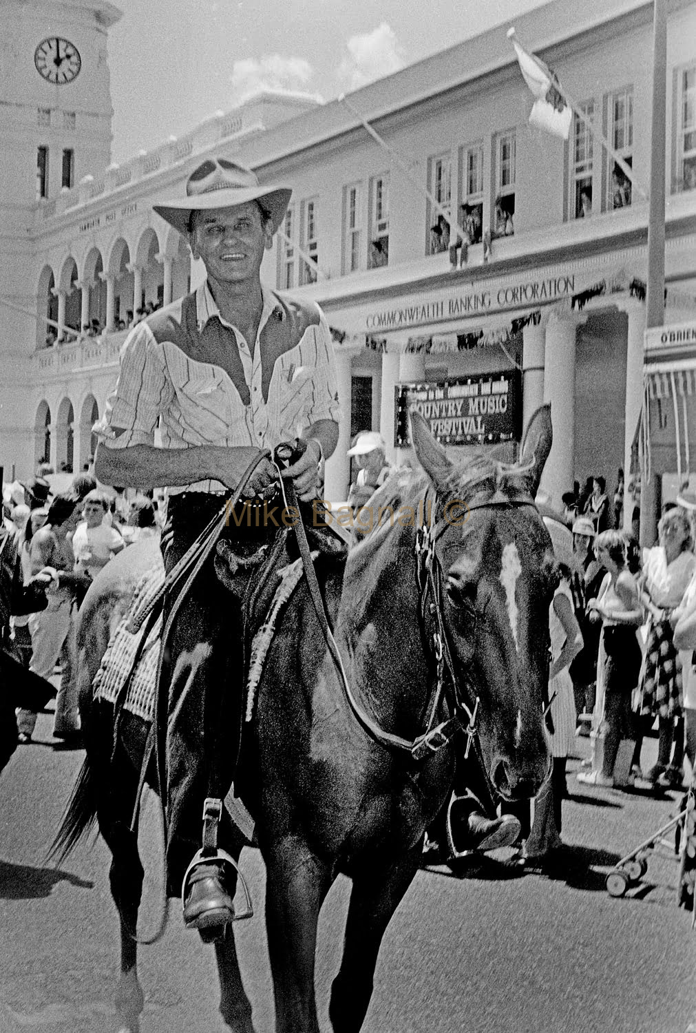 01_Tamworth_222-StanCosteronHorsebackLeadsParade