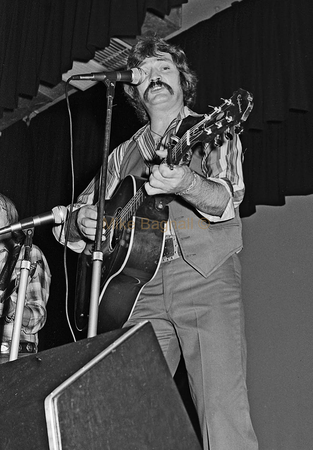 01_Travlin_Showband_Dee Why RSL_22-Ross Kettle On Stage,