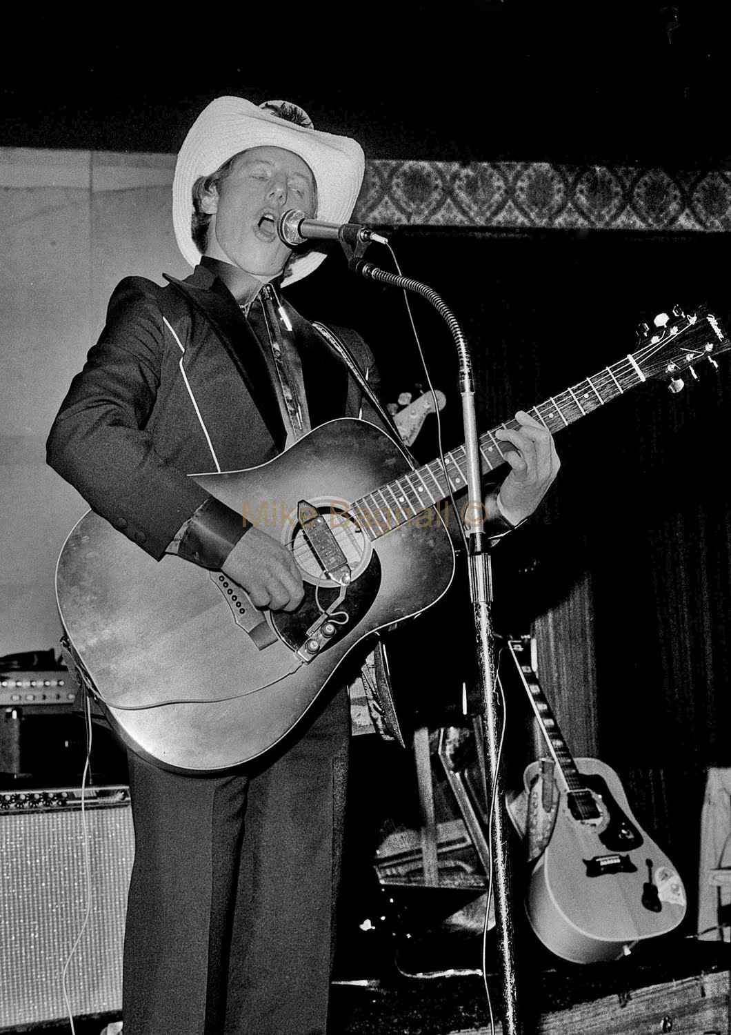 04_Bobby Silk_Balmain Sports Club04-Bobby SilkOn Stage