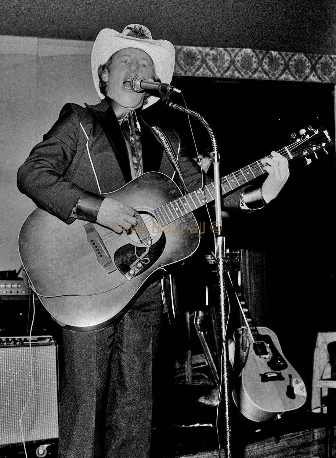 04_Bobby Silk_Balmain Sports Club05-Bobby SilkOn Stage