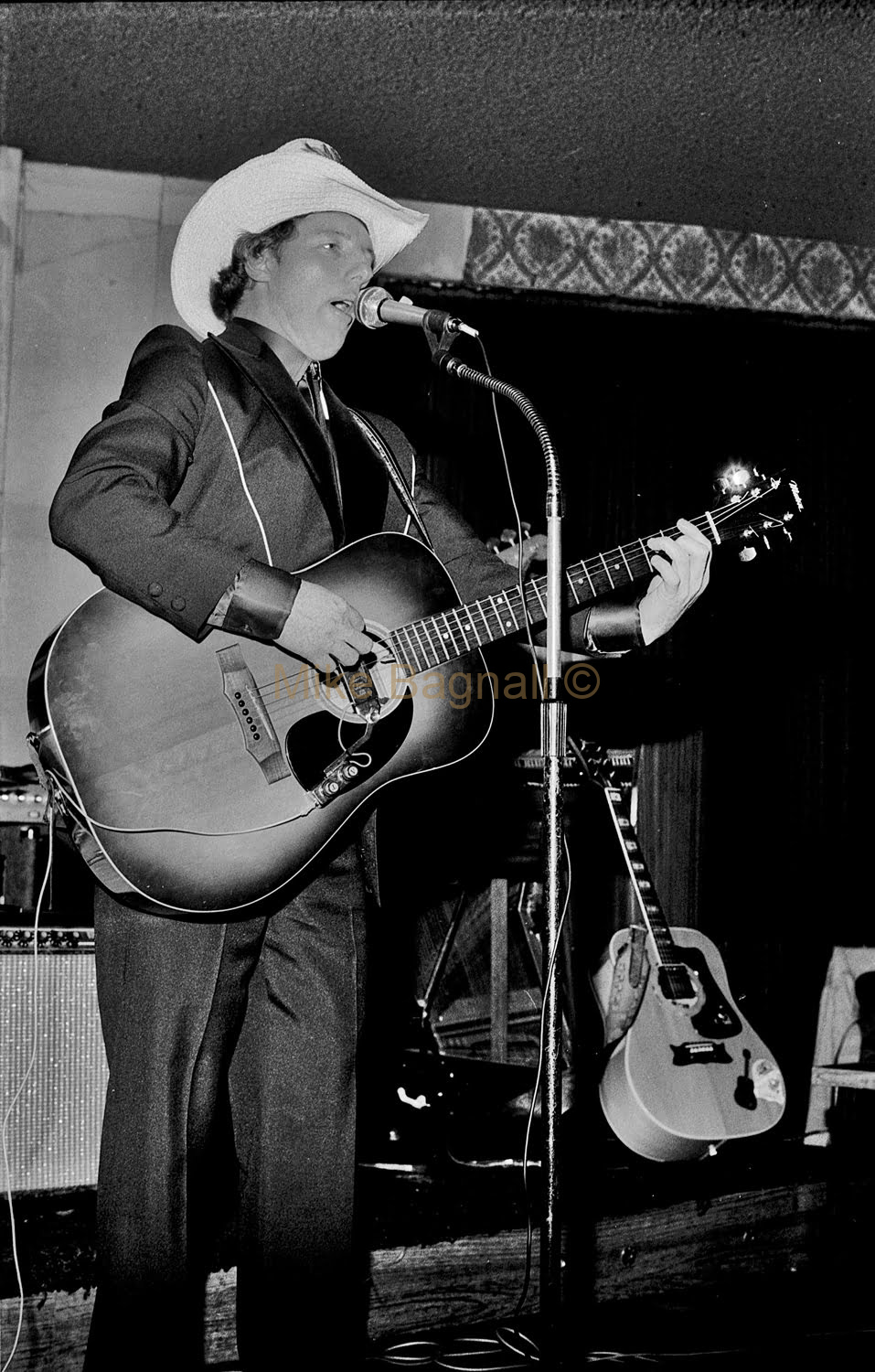 04_Bobby Silk_Balmain Sports Club06-Bobby SilkOn Stage