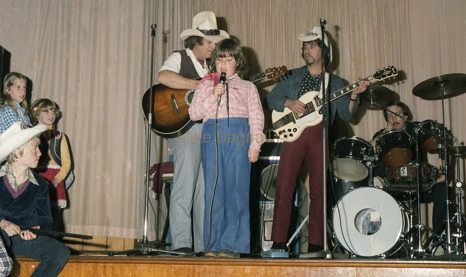 04_Saloon_Newtown_RSL_06-DougTowersUk-kidDarcyleyearTerryPhilpotOnDrums-Saloon