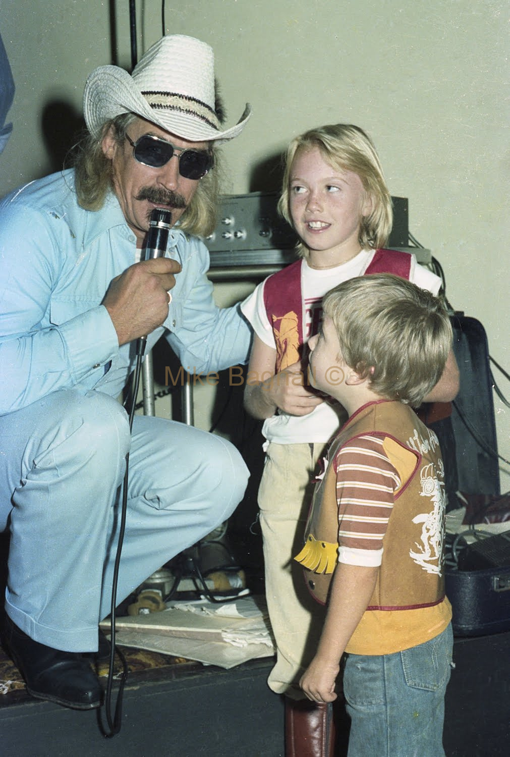 04_St George Hotel02 Bob Purtell off Stage with Kids