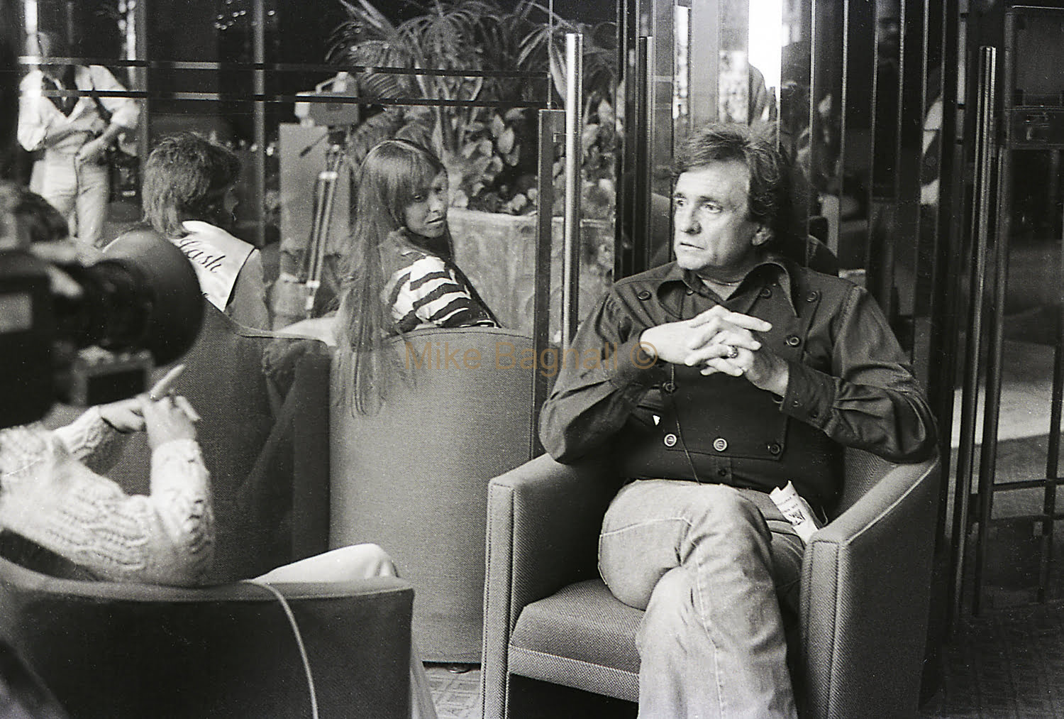 06_J_Cash_Tour_036- Interview At Wentworth Hotel Sydney -Marty StuartFar Left Cindy Cash Johnny Cash Being interviewed by ACA