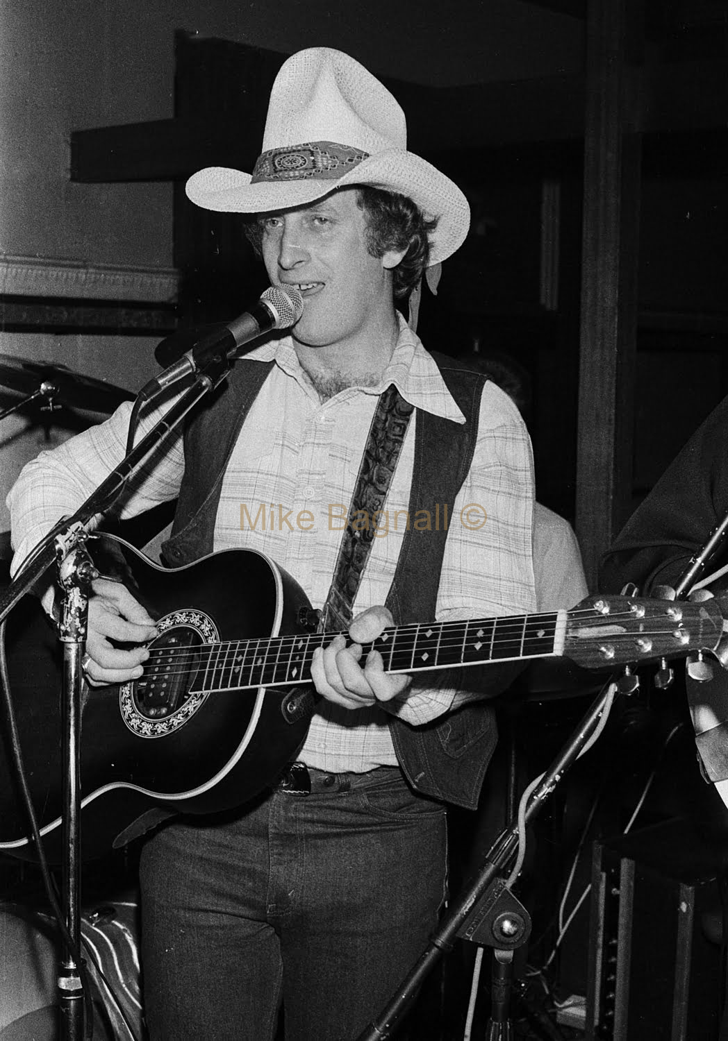 06_Saloon_2KY country_5-Doug Towers Singer Guitar on Stage