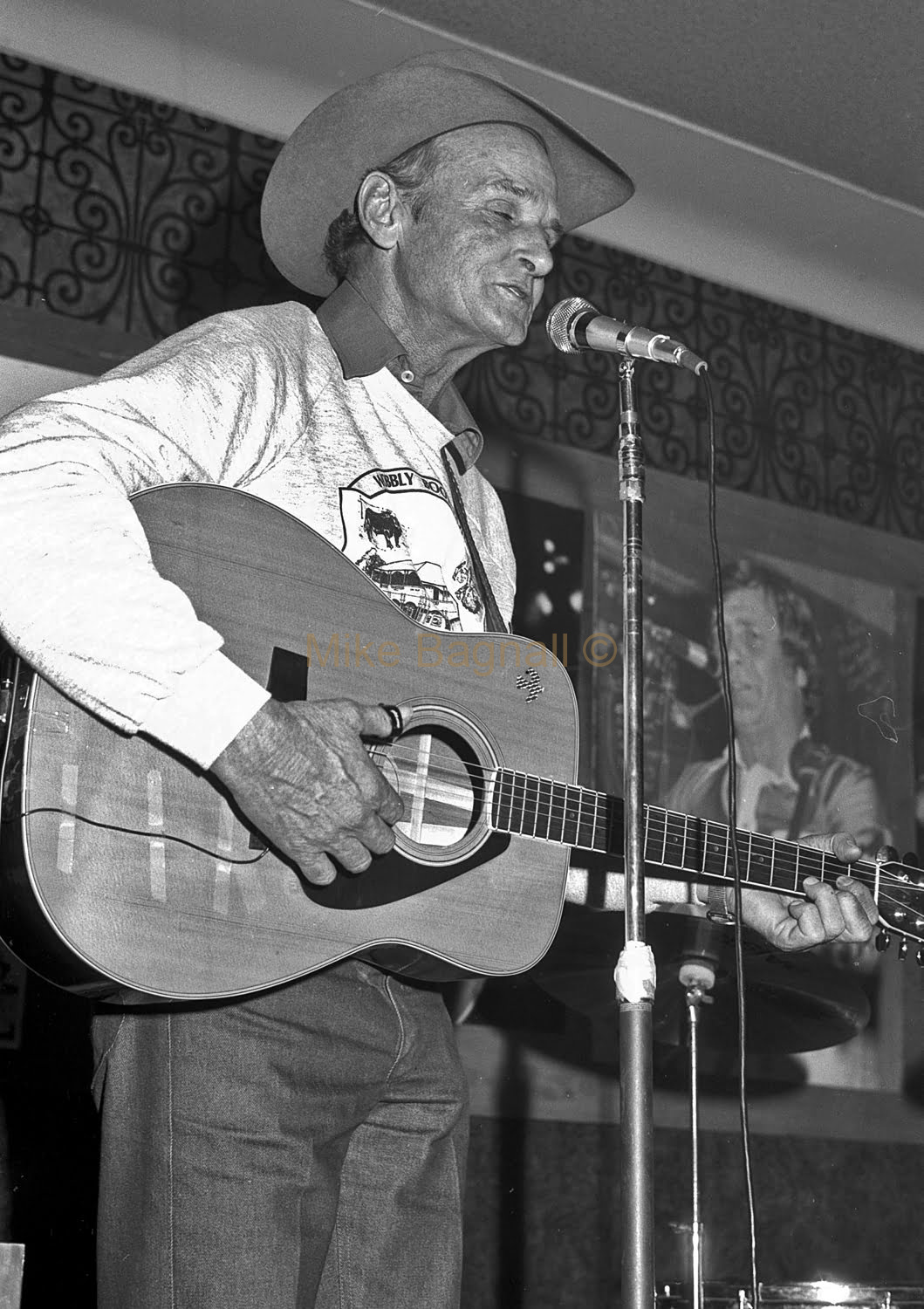 08_Barcoo-FormallySaloon-CarringtonHotel_15-StanCosterOnStage