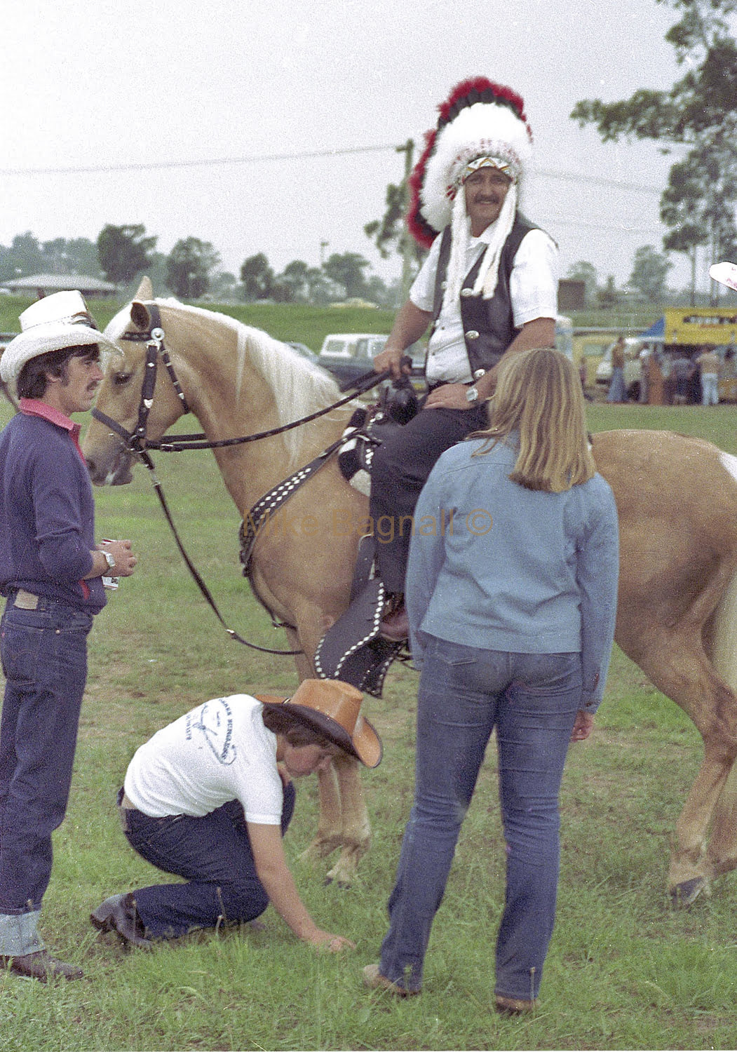 10_MidWest_CountryMusicFair_05-acowboyandIndianweddingatHollywoodcountrymusicclub