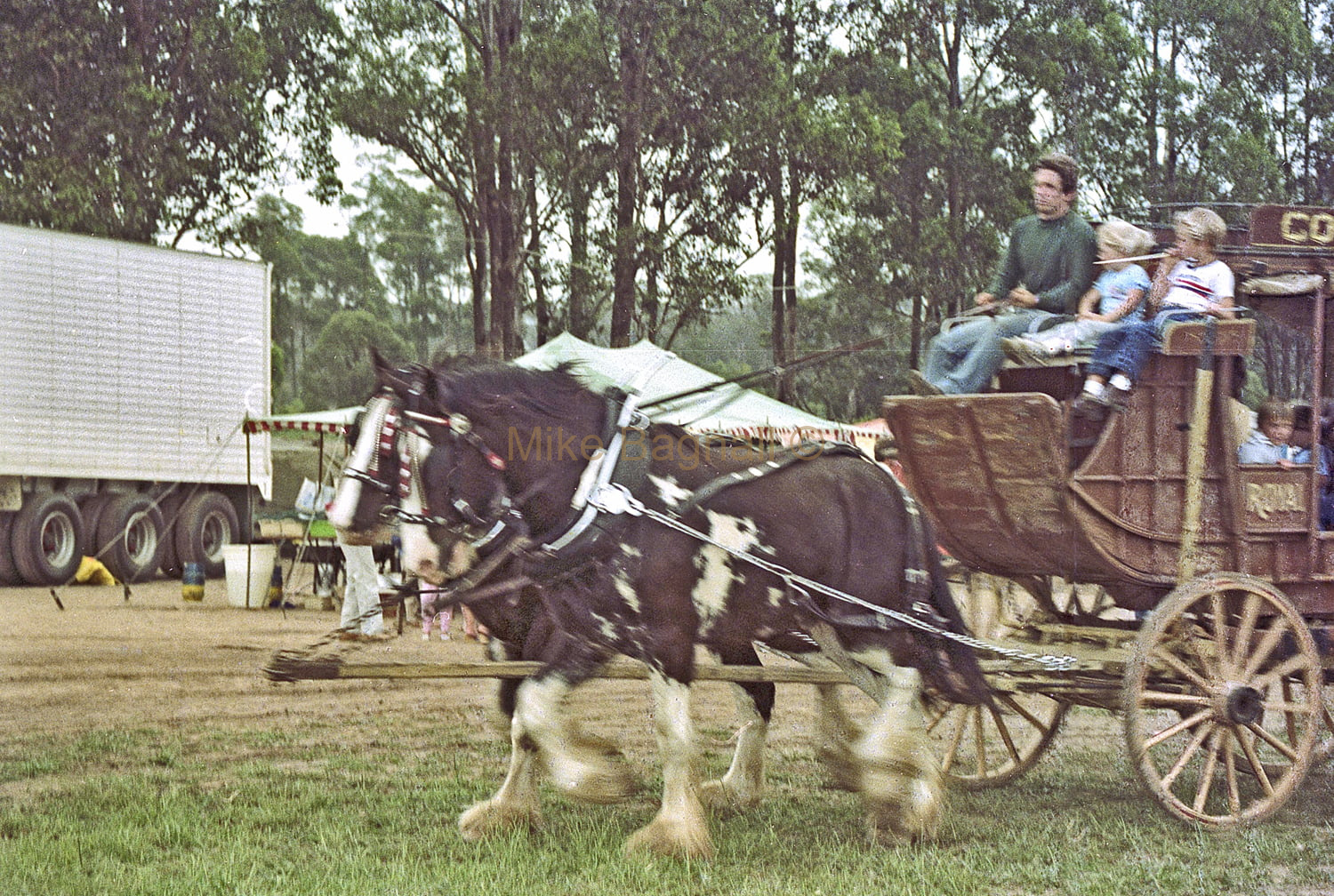 10_MidWest_CountryMusicFair_08-acowboyandIndianweddingatHollywoodcountrymusicclub