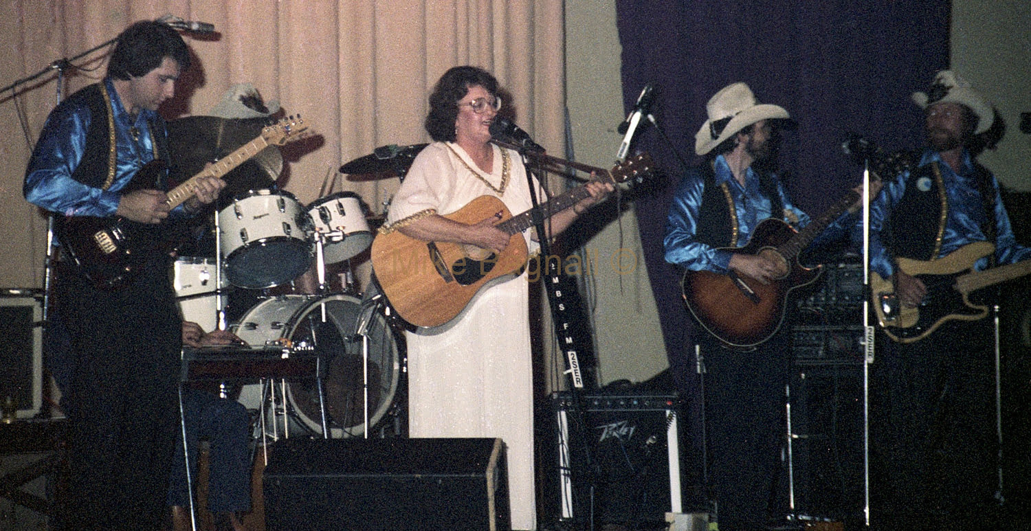 11__068IvySomerField&band