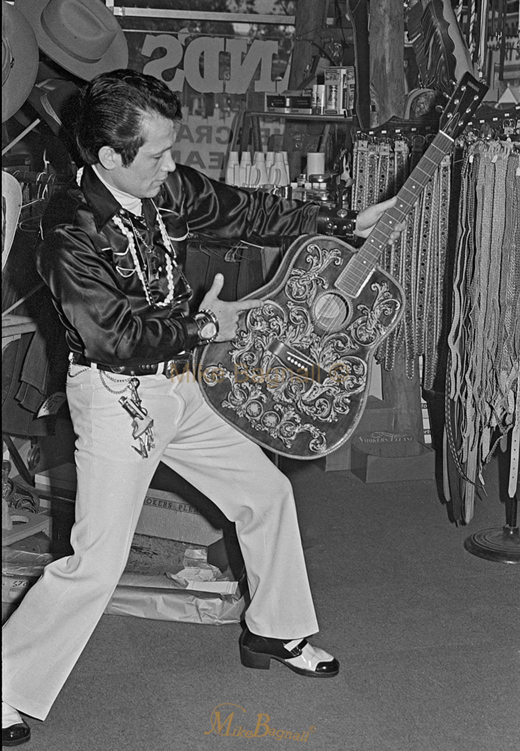 _Elvis-impersonator-in-Rolands-Country-Store-ex-Reg-Lindsay-Store—1