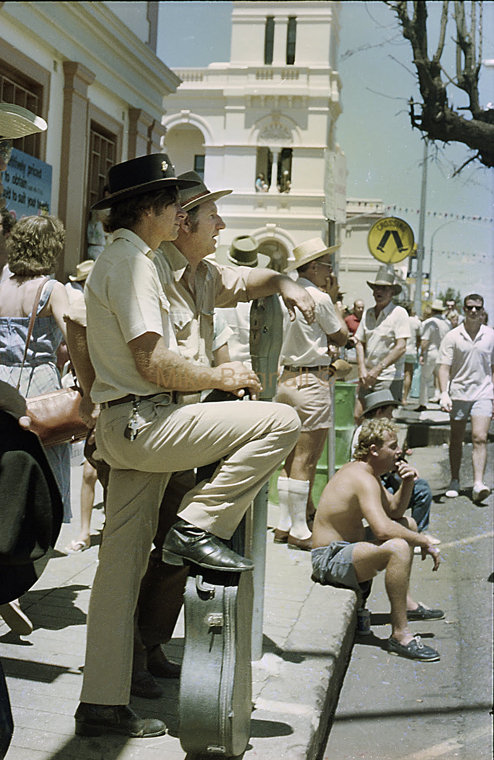 01_TamworthCMF_21-StreetParade-crowds