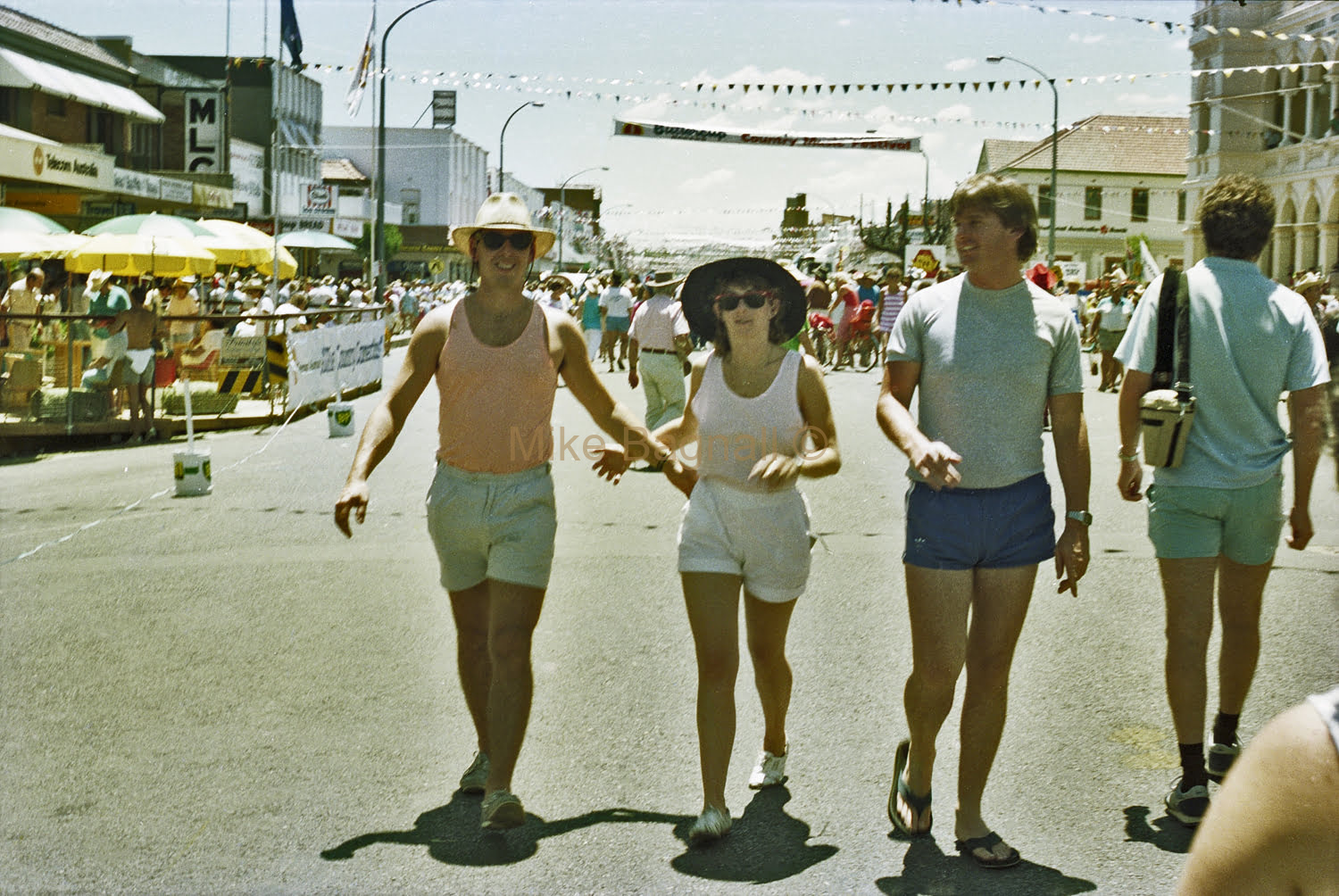 01_TamworthCMF_23-StreetParade-crowds