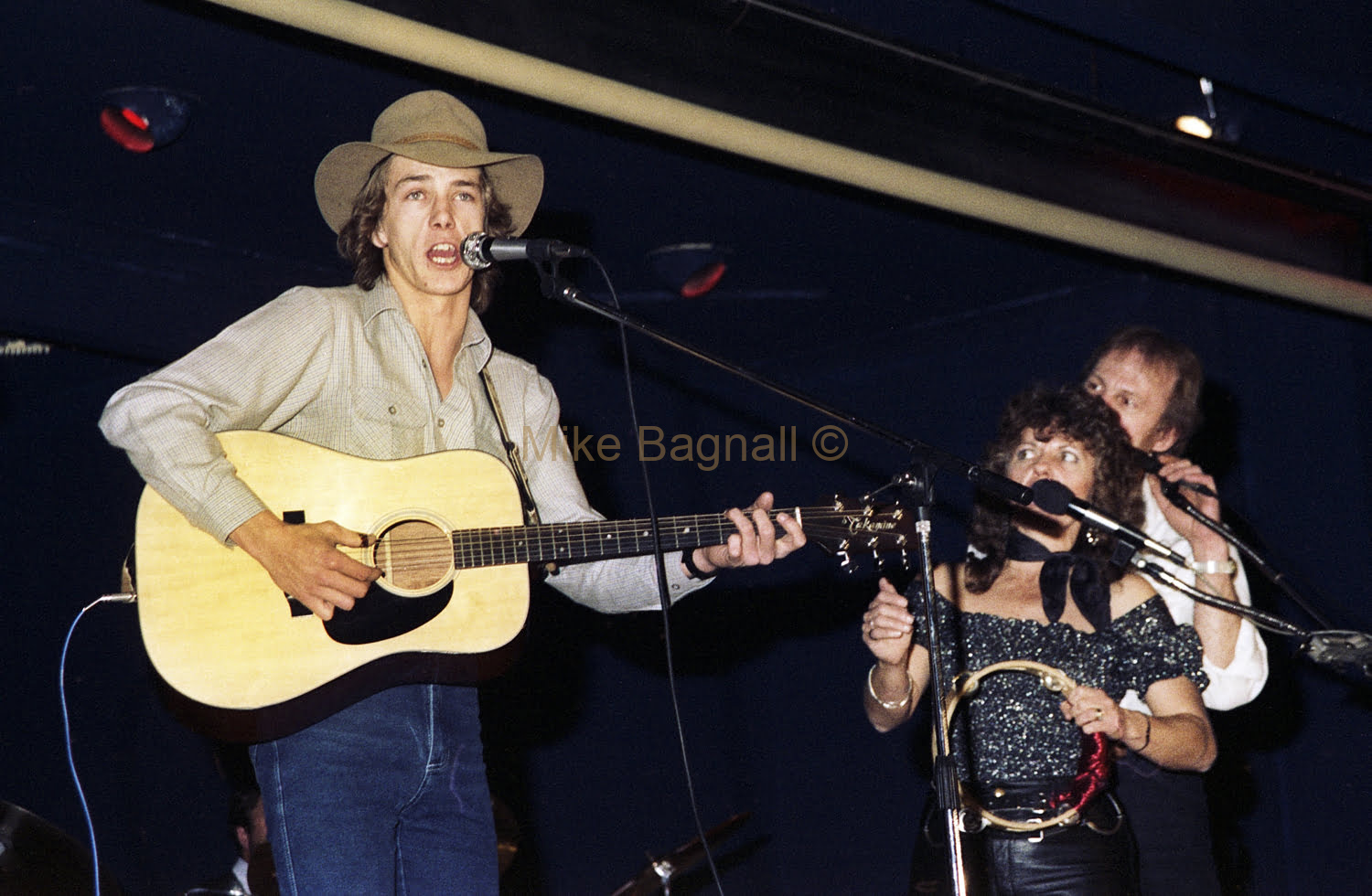 07_BrianHowardsShow_06-GlennJones-AtThePetershamInnSydneyOnStage