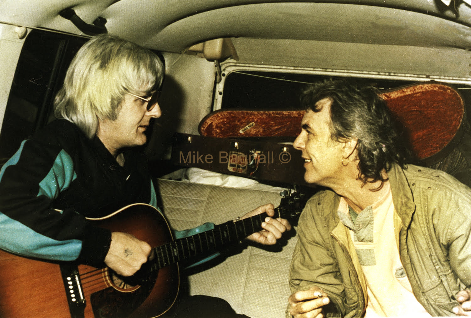 09_Bobby And Laurie_Lonyard_Hotel_01-Laurie Allen And Bobby Bright-Rehearsing in car Park in Van