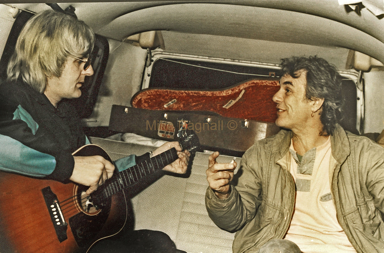 09_Bobby And Laurie_Lonyard_Hotel_02-Laurie Allen And Bobby Bright-Rehearsing in car Park in Van